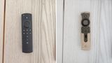 Die Fernbedienung eines Amazon Fire TV Stick ohne und mit Monochromfilter: Das eigentlich undurchsichtige Gehäuse gibt beim Einschalten des Filters auf einmal den Blick auf die Innereien frei.