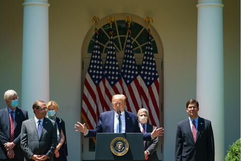 US-Präsident Donald Trump (M.) während einer Pressekonferenz