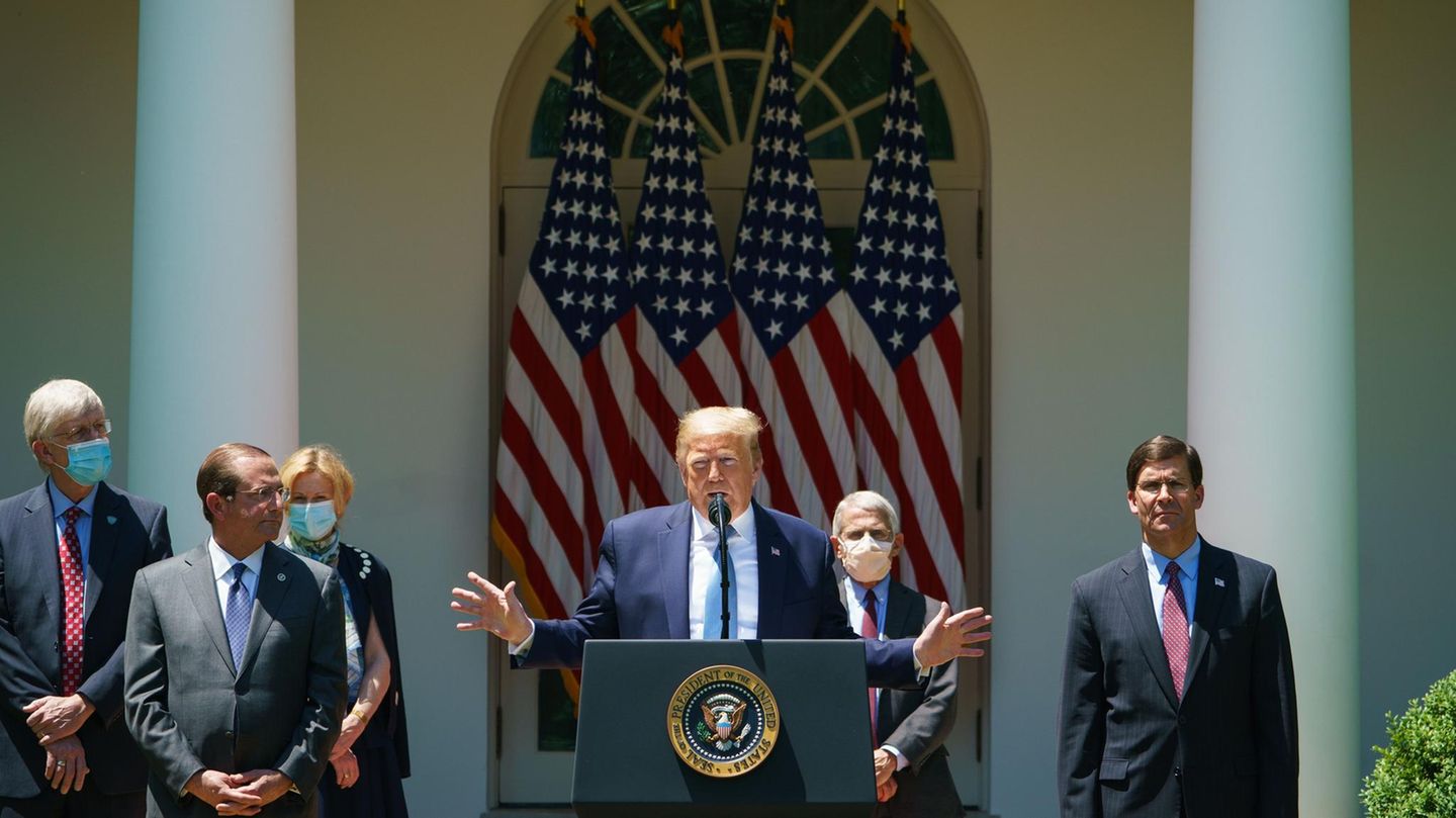 US-Präsident Donald Trump (M.) während einer Pressekonferenz