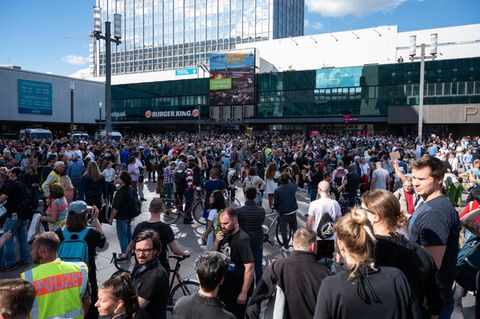 09.05.2020, Berlin: Menschen demonstrieren auf dem Alexanderplatz