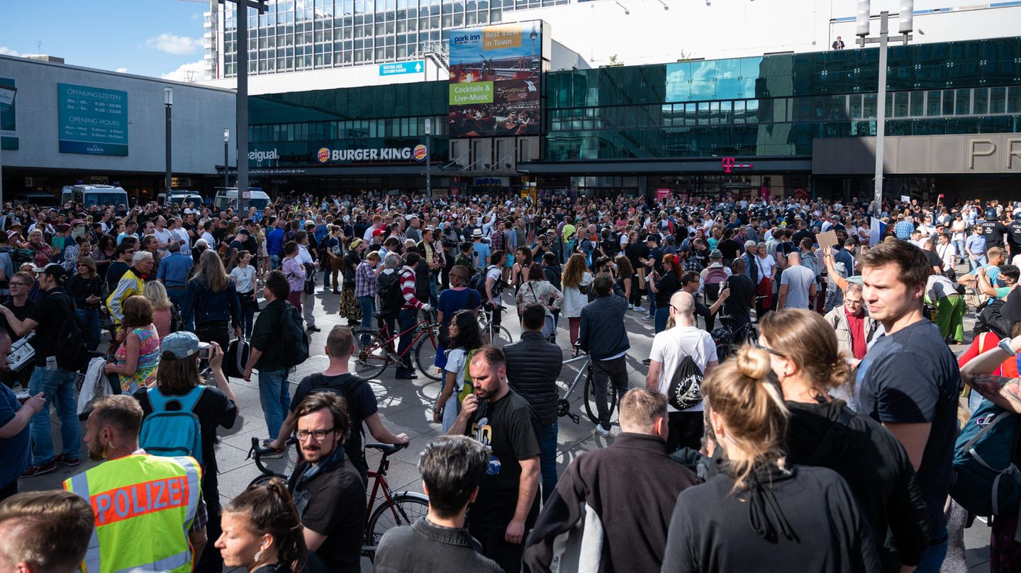 09.05.2020, Berlin: Menschen demonstrieren auf dem Alexanderplatz