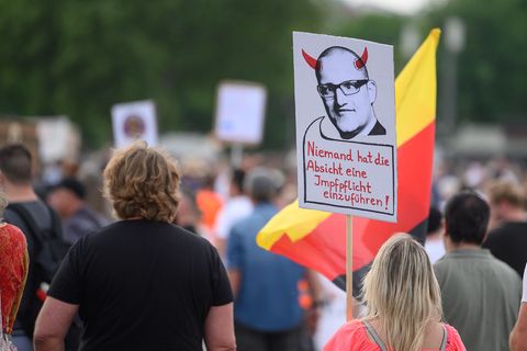 Impfpflicht gegen Corona: Menschen nehmen an einer Protestkundgebung teil