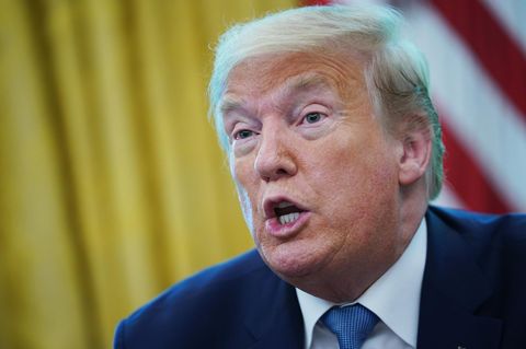 US-Präsident Donald Trump bei der Vorstellung der Flagge der "Space Force" im Oval Office des Weißen Hauses