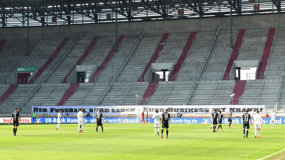 "Der Fußball wird leben - Euer Business ist krank", steht auf einem Banner im Stadion des FC Augsburg