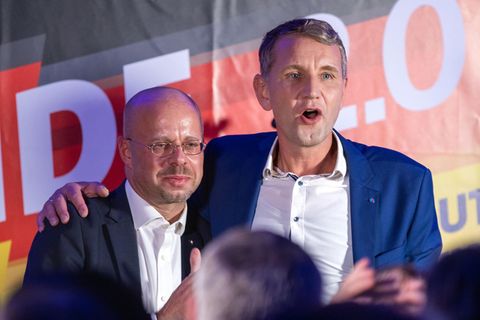 Björn Höcke (r.) und Andreas Kalbitz im Oktober 2019 bei einer Wahlparty der AfD