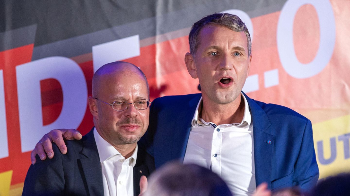 Björn Höcke (r.) und Andreas Kalbitz im Oktober 2019 bei einer Wahlparty der AfD