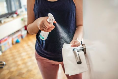 Coronavirus: Eine Frau desinfiziert eine Türklinke