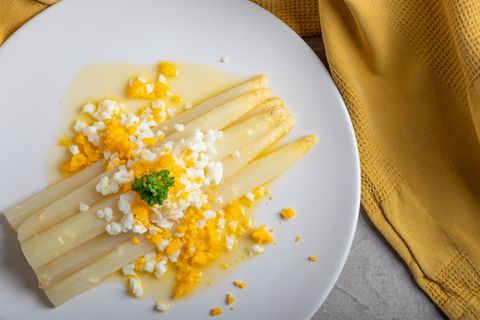 Spargel schmeckt bitter: Spargel mit gekochten Eiern und Butter auf einem Teller
