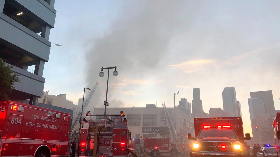 Feuerwehrleute sind bei einem Brand nach einer Explosion im Einsatz