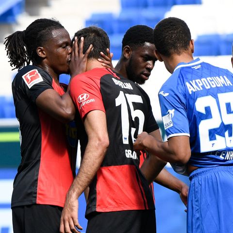 Herthas Profi Dedryck Boyata kommt Mitspieler Marko Grujic ziemlich nah.