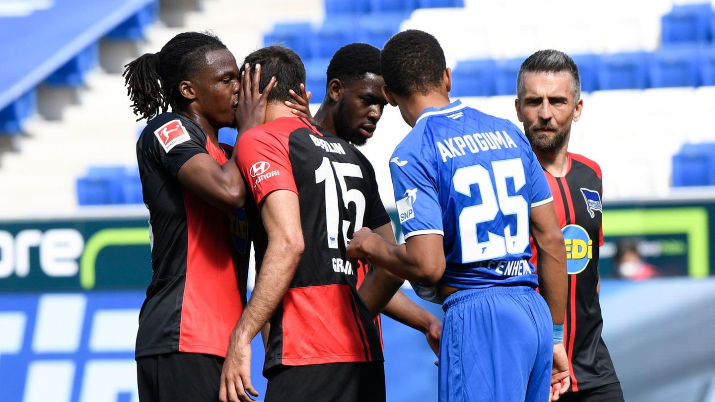 Herthas Profi Dedryck Boyata kommt Mitspieler Marko Grujic ziemlich nah.