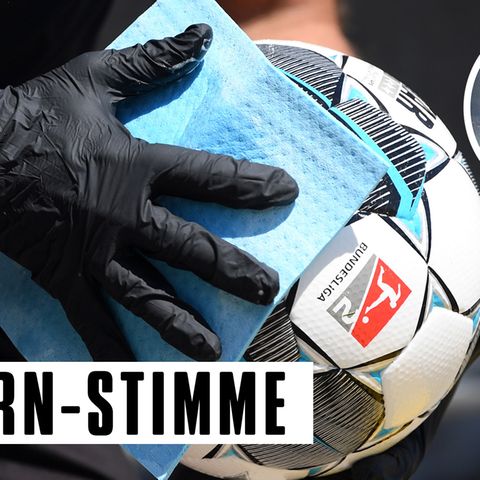 Ein Balljunge desinfiziert während der Partie Karlsruher SCgegen den SV Darmstadt 98 den Ball. Am Samstag startete die Bundesliga unter Hygiene-Auflagen.