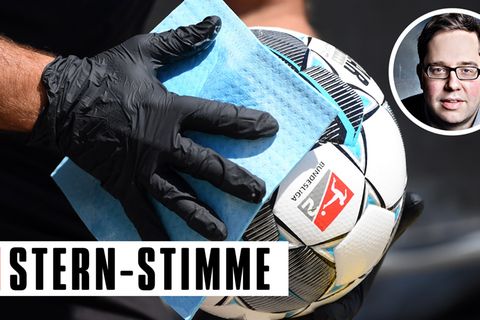 Ein Balljunge desinfiziert während der Partie Karlsruher SCgegen den SV Darmstadt 98 den Ball. Am Samstag startete die Bundesliga unter Hygiene-Auflagen.