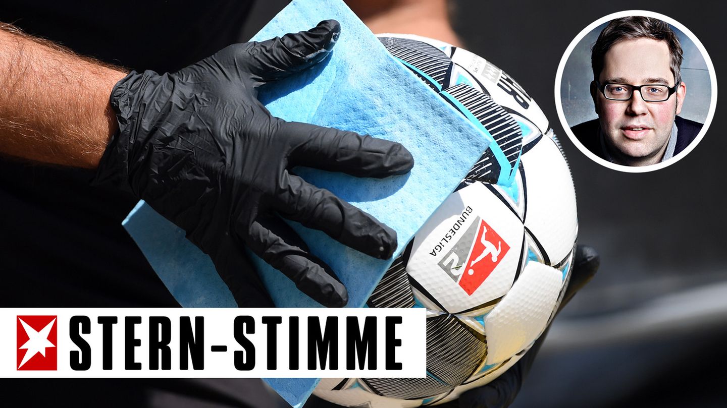 Ein Balljunge desinfiziert während der Partie Karlsruher SCgegen den SV Darmstadt 98 den Ball. Am Samstag startete die Bundesliga unter Hygiene-Auflagen.
