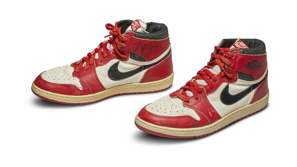 Ein Paar ausgelatschte Turnschuhe von Michael Jordan Ein Paar ausgelatschte Turnschuhe von Michael Jordan haben bei einer Auktion in New York einen Rekordpreis erzielt