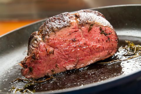 Coronavirus Fleisch: Ein Steak brät in einer Pfanne