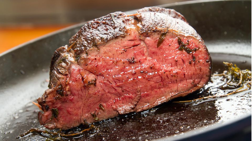Coronavirus Fleisch: Ein Steak brät in einer Pfanne