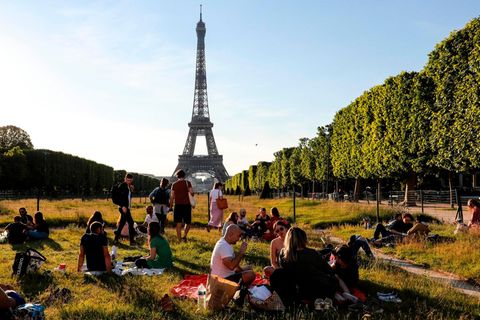 Am ersten Wochenende nach dem Inkrafttreten der Corona-Lockerungen in Frankreich genossen die Pariser die abendliche Sonne auf den Champs de Mars. Zwei Monate lang durften die Franzosen ihre Wohnungen nicht ohne eine schriftliche Erlaubnis verlassen. Nun sind Spaziergänge oder Sport im Freien wieder erlaubt. 
