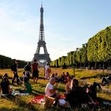 Am ersten Wochenende nach dem Inkrafttreten der Corona-Lockerungen in Frankreich genossen die Pariser die abendliche Sonne auf den Champs de Mars. Zwei Monate lang durften die Franzosen ihre Wohnungen nicht ohne eine schriftliche Erlaubnis verlassen. Nun sind Spaziergänge oder Sport im Freien wieder erlaubt. 