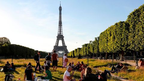 Am ersten Wochenende nach dem Inkrafttreten der Corona-Lockerungen in Frankreich genossen die Pariser die abendliche Sonne auf den Champs de Mars. Zwei Monate lang durften die Franzosen ihre Wohnungen nicht ohne eine schriftliche Erlaubnis verlassen. Nun sind Spaziergänge oder Sport im Freien wieder erlaubt. 