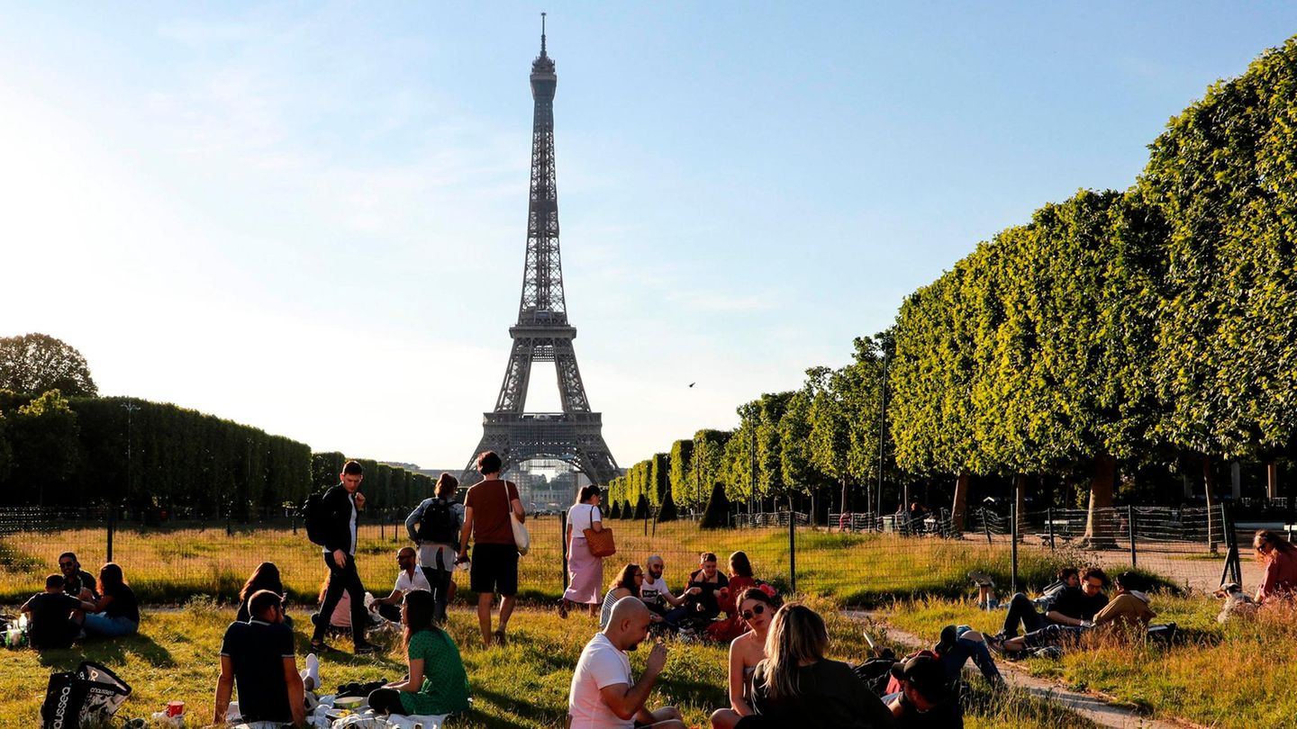 Am ersten Wochenende nach dem Inkrafttreten der Corona-Lockerungen in Frankreich genossen die Pariser die abendliche Sonne auf den Champs de Mars. Zwei Monate lang durften die Franzosen ihre Wohnungen nicht ohne eine schriftliche Erlaubnis verlassen. Nun sind Spaziergänge oder Sport im Freien wieder erlaubt. 