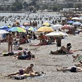 Im griechischen Varkiza stürmten die Menschen die öffentlichen Strände. Nach den neuen Vorschriften sind maximal 40 Strandbesucher pro 1000 Quadratmeter Strand erlaubt. Doch an diese Regel wollen sich die Griechen offenbar nicht halten. 