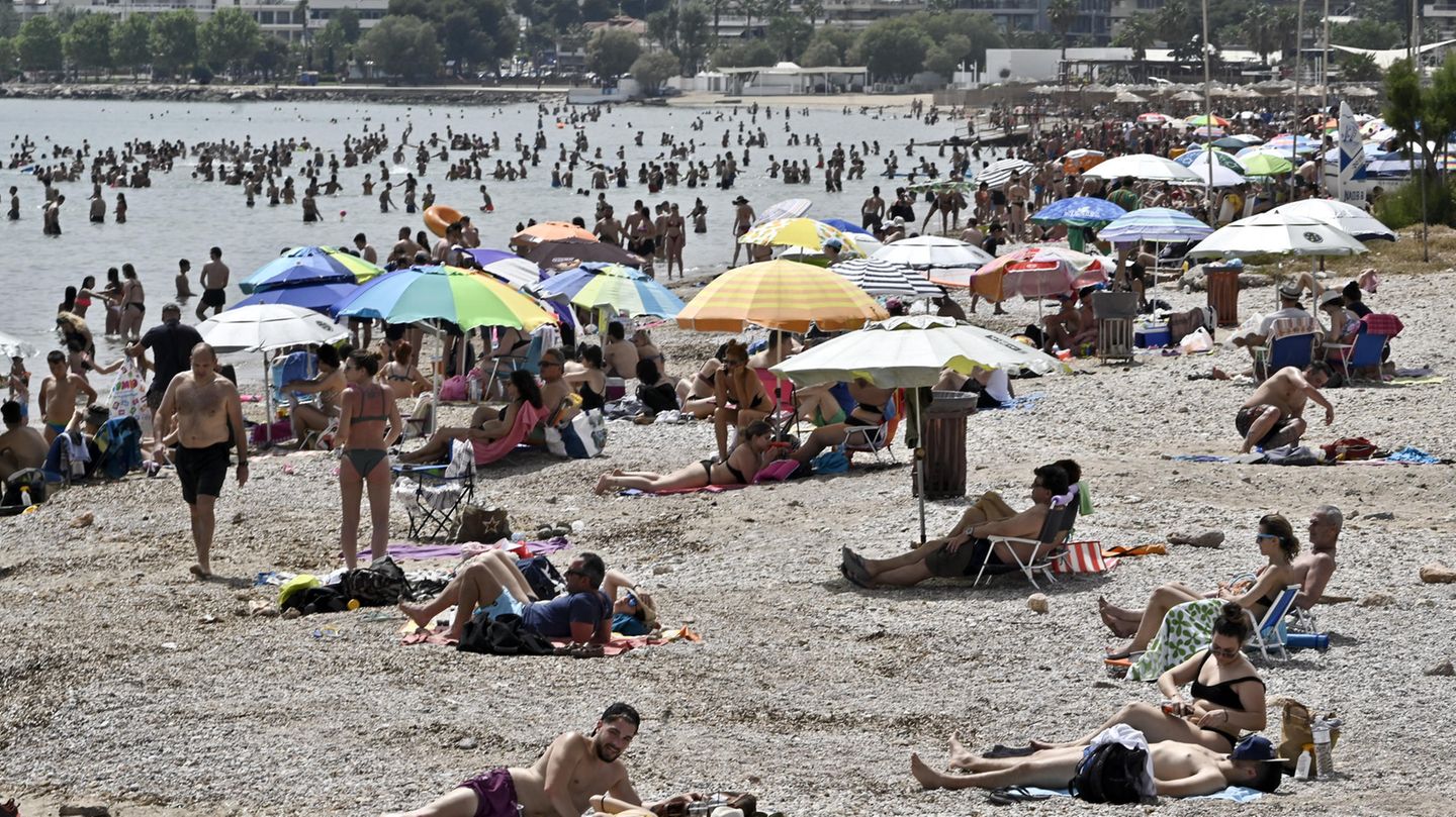 Im griechischen Varkiza stürmten die Menschen die öffentlichen Strände. Nach den neuen Vorschriften sind maximal 40 Strandbesucher pro 1000 Quadratmeter Strand erlaubt. Doch an diese Regel wollen sich die Griechen offenbar nicht halten. 