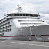Liegt am Cruise Center in Hamburg-Altona an der Steckdose: Die "Europa 2" wird seit der zweiten Mai-Woche mit Landstrom versorgt. Hinter der Gangway befindet sich der hydraulische Greifarm mit die Steckervorrichtung und Kabelverbindung.
