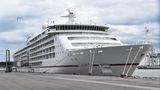 Liegt am Cruise Center in Hamburg-Altona an der Steckdose: Die "Europa 2" wird seit der zweiten Mai-Woche mit Landstrom versorgt. Hinter der Gangway befindet sich der hydraulische Greifarm mit die Steckervorrichtung und Kabelverbindung.
