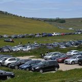 In der Nähe von Beachy Head an der Südküste Englands stauen sich die Autos. Seit einigen Tagen schon dürfen die Briten wieder innerhalb des Landes, etwa zu Nationalparks oder an die Küste, reisen.