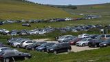 In der Nähe von Beachy Head an der Südküste Englands stauen sich die Autos. Seit einigen Tagen schon dürfen die Briten wieder innerhalb des Landes, etwa zu Nationalparks oder an die Küste, reisen.