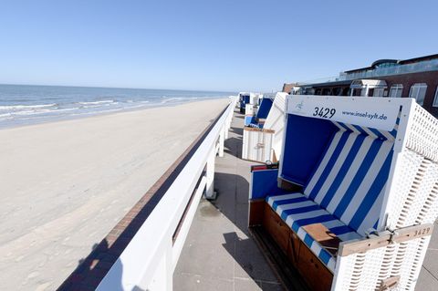 Schleswig-Holstein, Westerland: Strandkörbe stehen an der Promenade