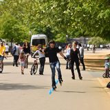 Londener genießen im Hyde Park die frische Luft: Uneingeschränkte körperliche Betätigungen im Freien sind wieder erlaubt - im Kreise von Menschen aus dem eigenen Haushalt. Bislang durften die Briten nur einmal am Tag das Haus zum Sport oder Spazierengehen verlassen. 