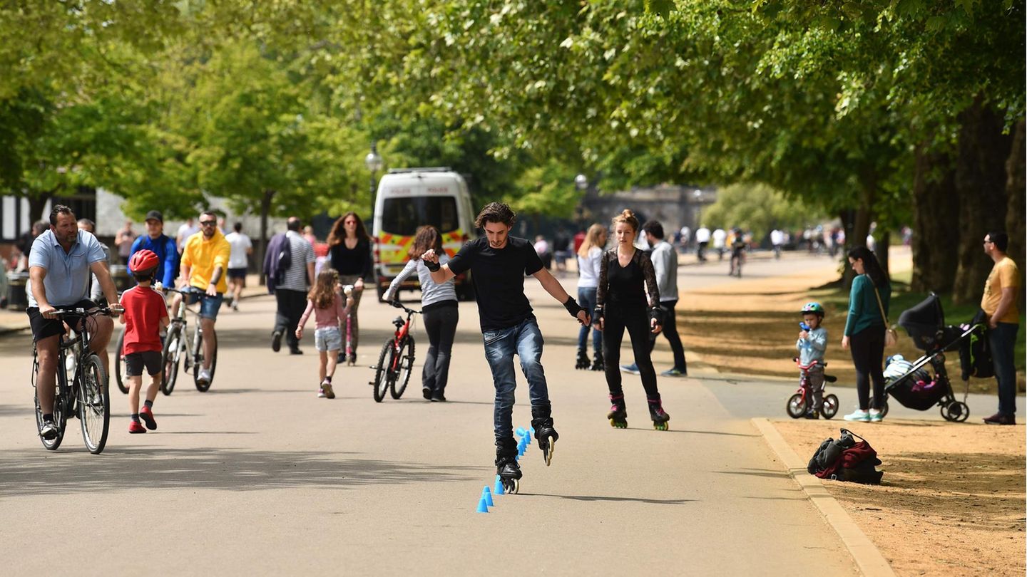 Londener genießen im Hyde Park die frische Luft: Uneingeschränkte körperliche Betätigungen im Freien sind wieder erlaubt - im Kreise von Menschen aus dem eigenen Haushalt. Bislang durften die Briten nur einmal am Tag das Haus zum Sport oder Spazierengehen verlassen. 