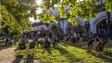 Auch in Berlin lockte das gute Wetter die Hauptstädter nach draußen. Für Gastronomen war das vergangene Wochenende das erste, an dem sie wieder Gäste bedienen durften. 