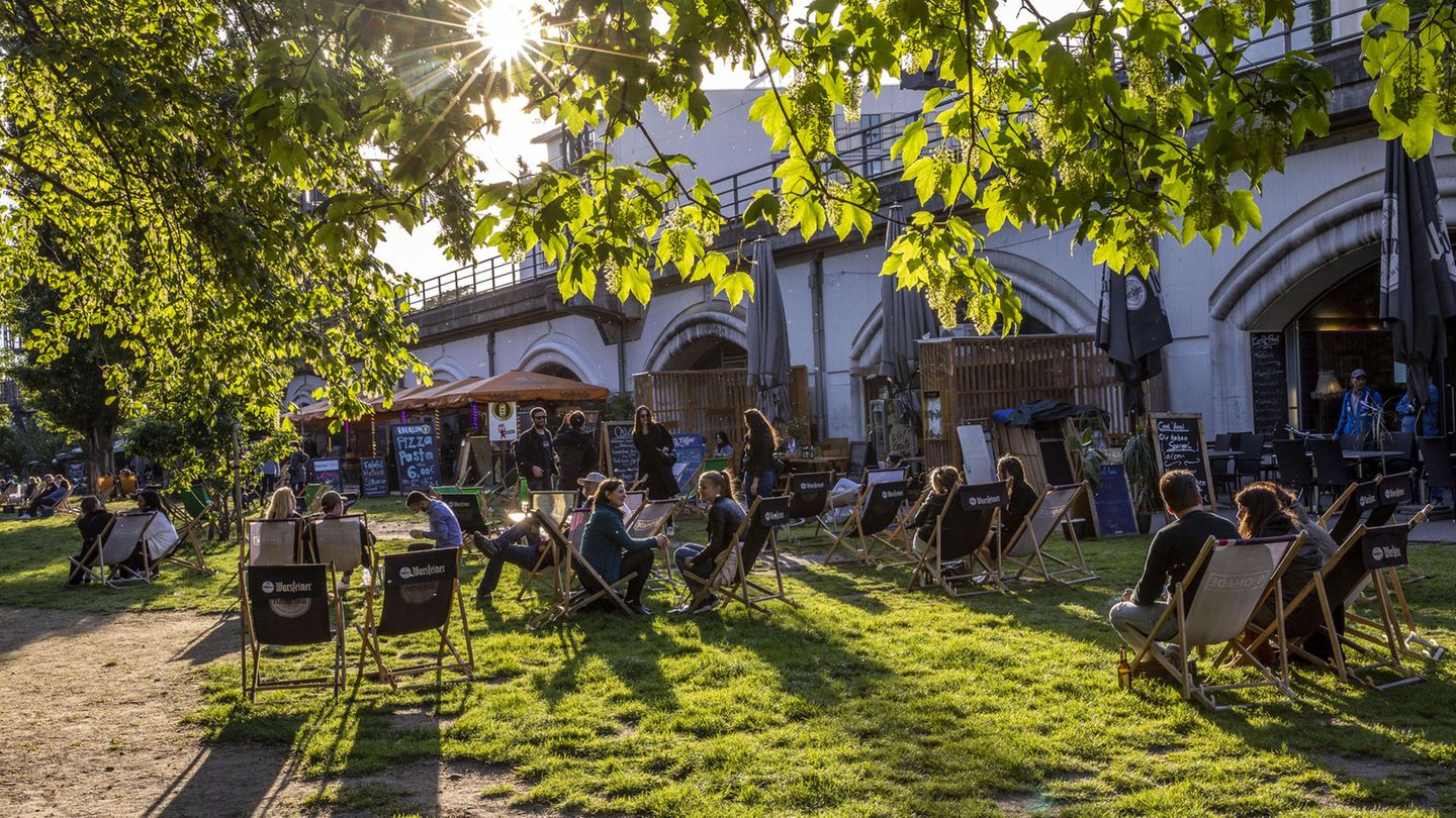 Auch in Berlin lockte das gute Wetter die Hauptstädter nach draußen. Für Gastronomen war das vergangene Wochenende das erste, an dem sie wieder Gäste bedienen durften. 