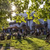 Auch in Berlin lockte das gute Wetter die Hauptstädter nach draußen. Für Gastronomen war das vergangene Wochenende das erste, an dem sie wieder Gäste bedienen durften. 