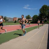 Mehrere Athleten laufen auf einer Leichtathletikbahn. Die Hochleistungssportzentren in Spanien sind am Montag wiedereröffnet worden. 