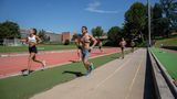Mehrere Athleten laufen auf einer Leichtathletikbahn. Die Hochleistungssportzentren in Spanien sind am Montag wiedereröffnet worden. 