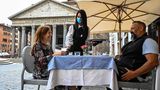Ein Kellner serviert zwei Gästen auf einer Café-Terrasse am Pantheon im Zentrum Roms Kaffee. In Italien dürfen sich die Menschen seit Montag innerhalb ihrer Region wieder frei bewegen. Auch Restaurants, Bars, Friseursalons, Geschäfte und Museen öffnen wieder.