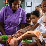 Bob lässt sich von Schülern streicheln