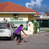 Odette und Bob besuchen eine Schulklasse