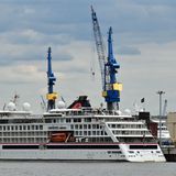 Bereits am 20. April war als erstes Flottenmitglied von Hapag Lloyd Cruises die erst ein Jahr alte "Hanseatic Nature" in den Hafen eingelaufen. Am Kai von Blohm + Voss hat das Expeditionsschiff festgemacht, wo "Schönheitsreparaturen", wie die Reederei mitteilte, durchgeführt werden. Dahinter sind die Aufbauten und ein Teil der Brücke der baugleichen "Hanseatic Inspiration" zu sehen, die nun ebenfalls in der Werft liegt. Das Schiff war erst im Oktober 2019 auf der Elbe getauft worden und war zuletzt in Bridgetown.