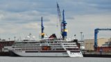 Bereits am 20. April war als erstes Flottenmitglied von Hapag Lloyd Cruises die erst ein Jahr alte "Hanseatic Nature" in den Hafen eingelaufen. Am Kai von Blohm + Voss hat das Expeditionsschiff festgemacht, wo "Schönheitsreparaturen", wie die Reederei mitteilte, durchgeführt werden. Dahinter sind die Aufbauten und ein Teil der Brücke der baugleichen "Hanseatic Inspiration" zu sehen, die nun ebenfalls in der Werft liegt. Das Schiff war erst im Oktober 2019 auf der Elbe getauft worden und war zuletzt in Bridgetown.
