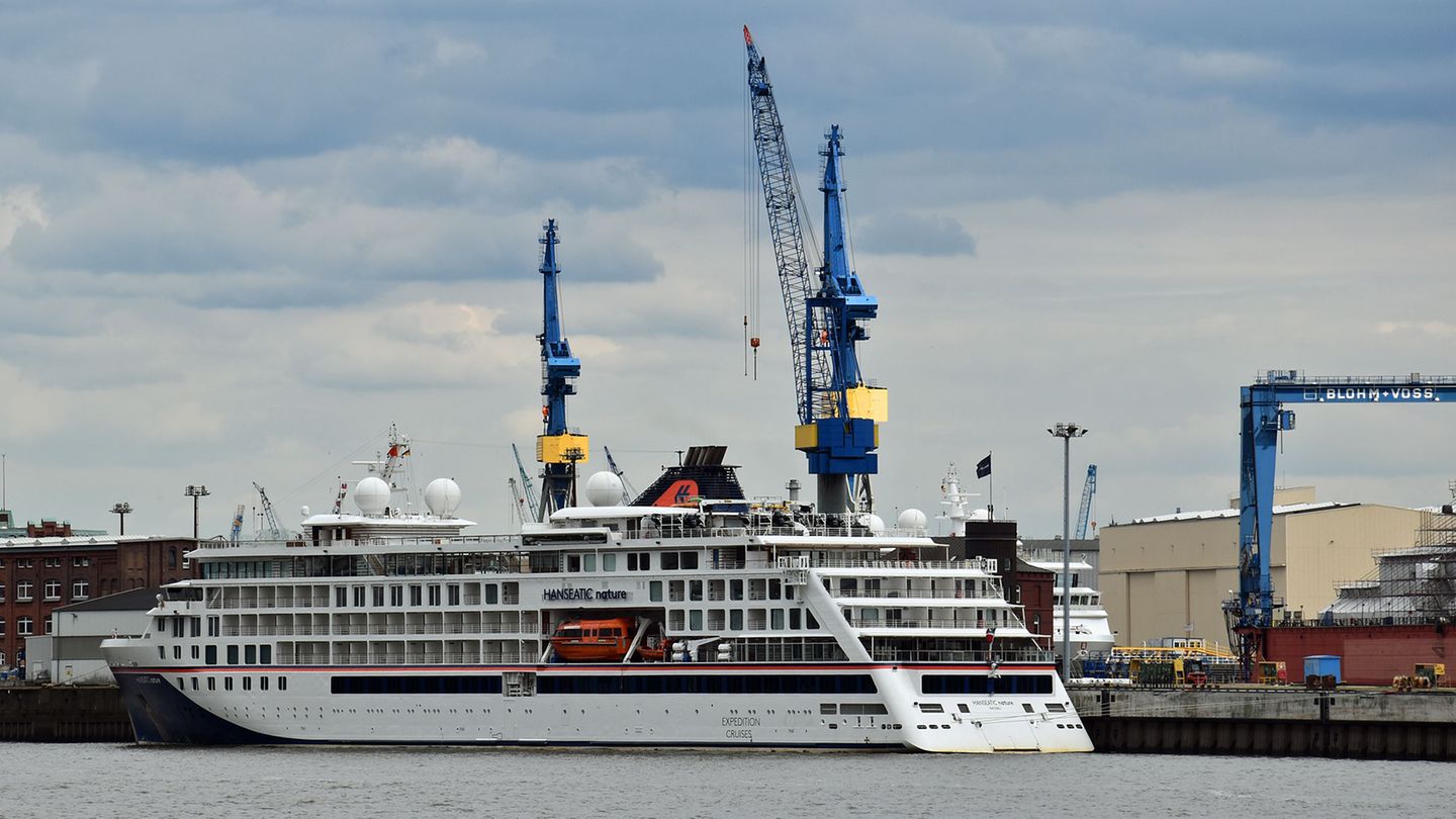 Arbeitslose Kreuzfahrtschiffe: Bereits am 20. April war als erstes Flottenmitglied von Hapag Lloyd Cruises die erst ein Jahr alte "Hanseatic Nature" in den Hafen eingelaufen. Am Kai von Blohm + Voss hat das Expeditionsschiff festgemacht, wo "Schönheitsreparaturen", wie die Reederei mitteilte, durchgeführt werden. Dahinter sind die Aufbauten und ein Teil der Brücke der baugleichen "Hanseatic Inspiration" zu sehen, die nun ebenfalls in der Werft liegt. Das Schiff war erst im Oktober 2019 auf der Elbe getauft worden und war zuletzt in Bridgetown. Bereits am 20. April war als erstes Flottenmitglied von Hapag Lloyd Cruises die erst ein Jahr alte "Hanseatic Nature" in den Hafen eingelaufen. Am Kai von Blohm + Voss hat das Expeditionsschiff festgemacht, wo "Schönheitsreparaturen", wie die Reederei mitteilte, durchgeführt werden. Dahinter sind die Aufbauten und ein Teil der Brücke der baugleichen "Hanseatic Inspiration" zu sehen, die nun ebenfalls in der Werft liegt. Das Schiff war erst im Oktober 2019 auf der Elbe getauft worden und war zuletzt in Bridgetown.