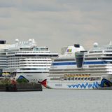 Am Cruise Terminal in Steinwerder, der auch für besonders große Schiffe geeigent ist, liegen gleich zwei Aida-Schiffe: vor der "Adia Perla" die "Aida Blu".