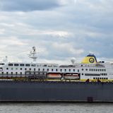 Im Schwimmdock auf der Elbe bei Blohm + Voss: Die "MS Hamburg", Deutschlands kleinstes Kreuzfahrtschiff für 400 Passagiere, wird auf der Hamburger Werft zurzeit modernisiert. Die Bremer Reederei Plantours prüft anschließend einen Neustart mit Kurzreisen ab und bis Deutschland mit ausschließlich deutschen Städten und Inseln als Anlaufhäfen.