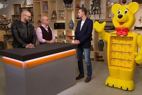 "Bares für Rares"-Experte Sven Deutschmanek und Moderator Horst Lichter bestaunen den Riesenbär von Stefan Möller