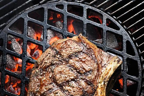 Ribeye-Steak auf Grill