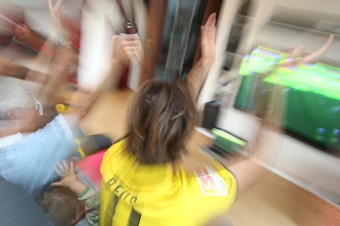 Seit Samstag kann man in Deutschland wieder live Profi-Fußball schauen. Auf Sky auch mit künstlicher Stadion-Atmosphäre.